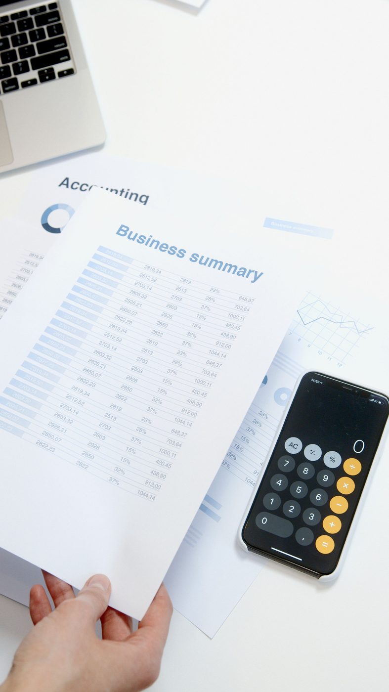 Podsumowanie biznesowe, kalkulator i dokumenty finansowe