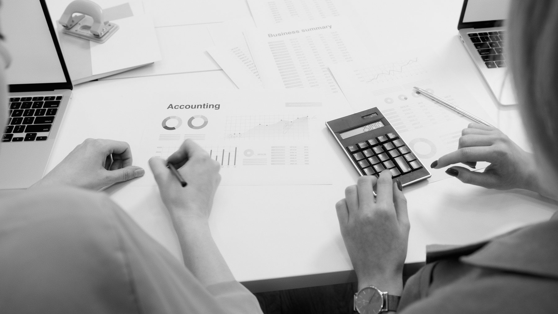 Zespół analizujący dane księgowe i raporty finansowe