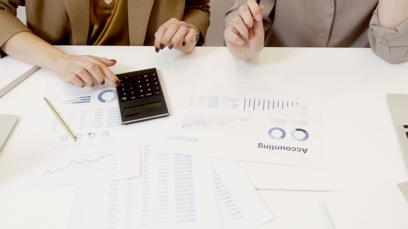 Analiza dokumentów księgowych i kalkulacje finansowe przy biurku